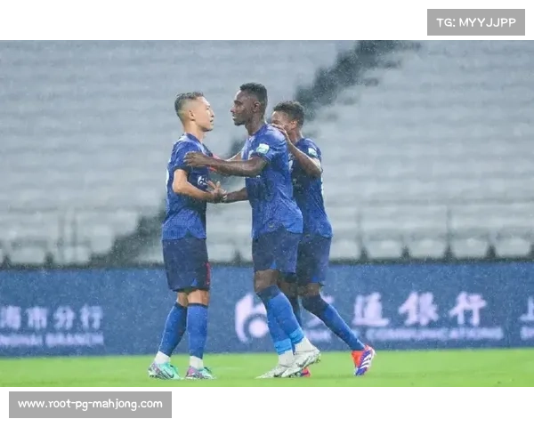 上海申花热身赛中高天意任意球击中立柱,谢鹏飞受伤离场。